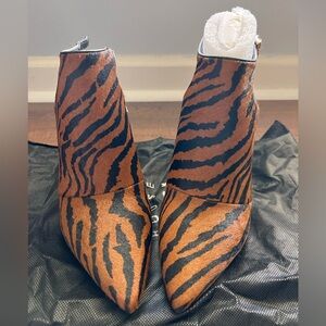 White House Black Market ~ Dana Tiger Haircalf Leather Size 7.5